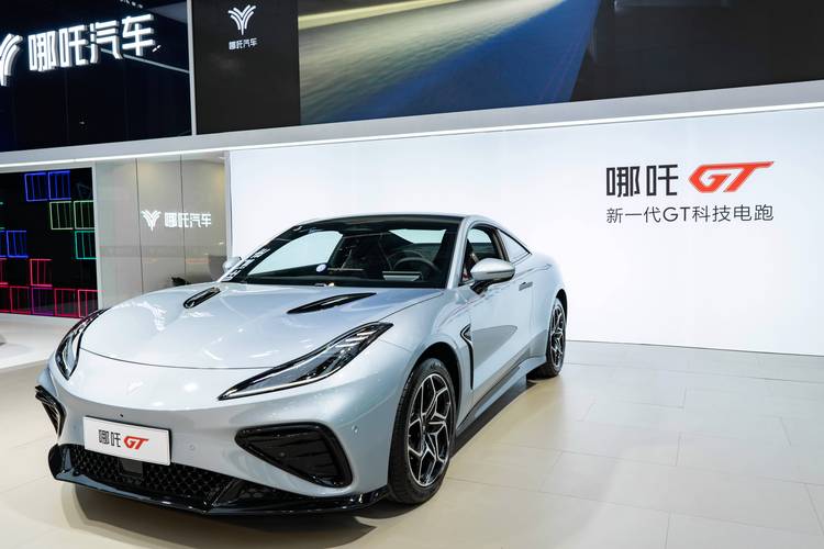 重庆84哪吒汽车在智能汽车领域的表现，领途汽车在新能源汽车市场中的影响力